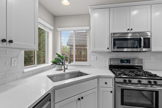 Building Photo - Beautiful SE Bend Home | Spacious Floorplan | Fenced Backyard | Near Parks & Trails