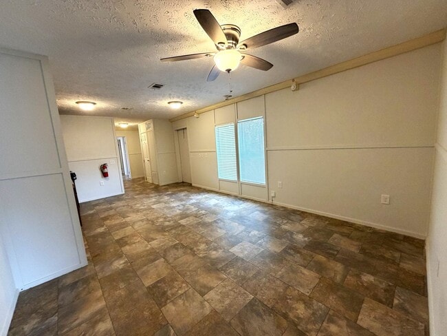 Building Photo - 2-Bed Mobile Home | Water, Trash & Lawn Care Included!