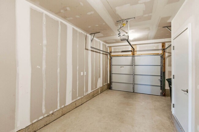 Building Photo - Bloomingdale Townhome | 3 Bed + Den | 3.5 Bath | 1,800 Sf | Large Private Rooftop Deck & Balcony ...