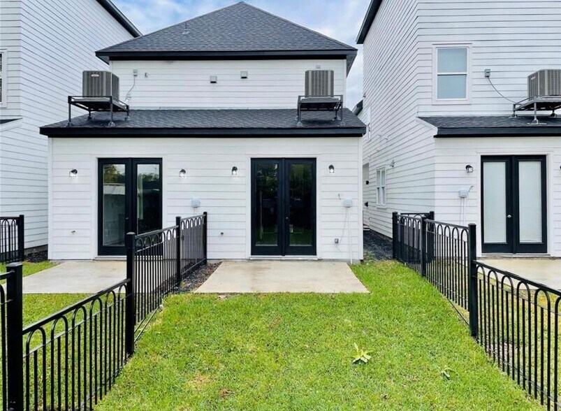 Building Photo - 3233 Real St