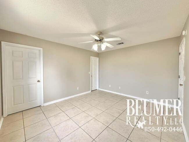 Building Photo - Charming 3br 2 bath Located 4 miles from NAS Back Gate