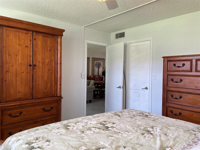 Building Photo - 9420 S Hollybrook Lake Dr