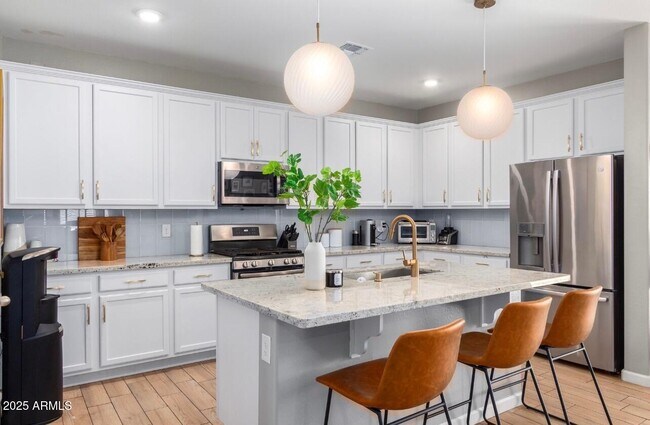 Building Photo - 155 W Jamaica Pl