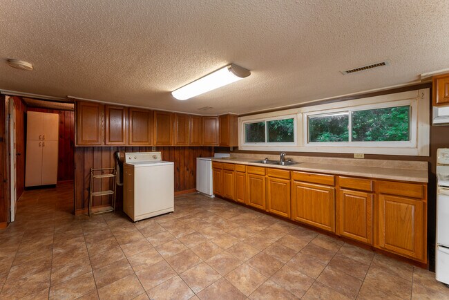 Building Photo - 10801 E Fork Rd