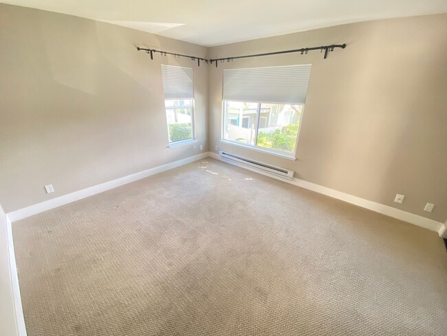 Building Photo - Advent - Low Deposit Bright Top Floor Condo!