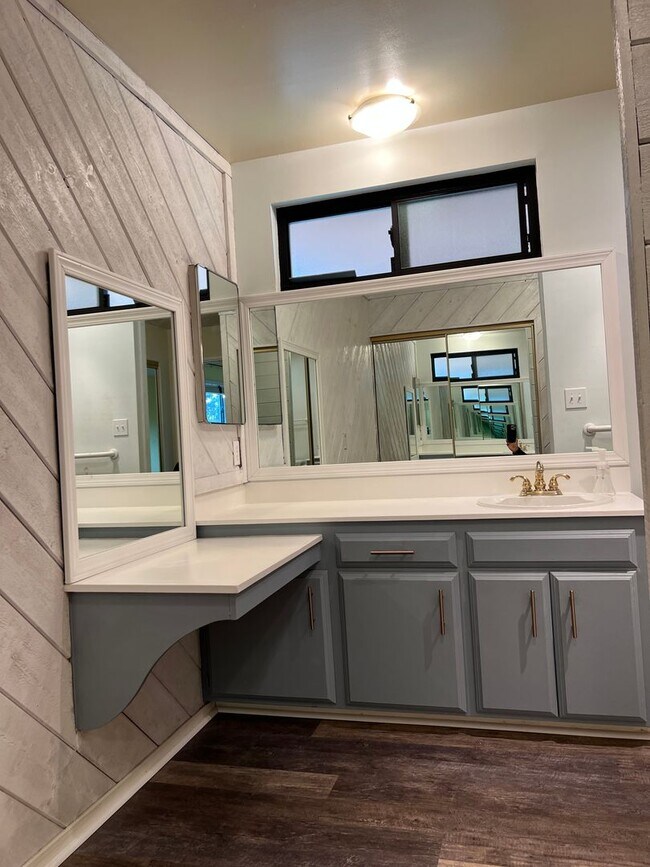 Building Photo - Spacious Mid Century VIEW Home