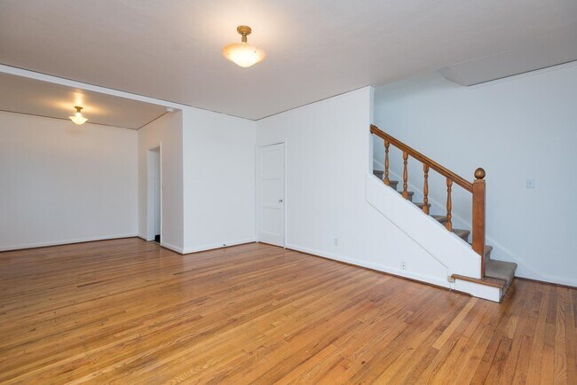 Building Photo - Vintage 2 Bedroom Townhouse