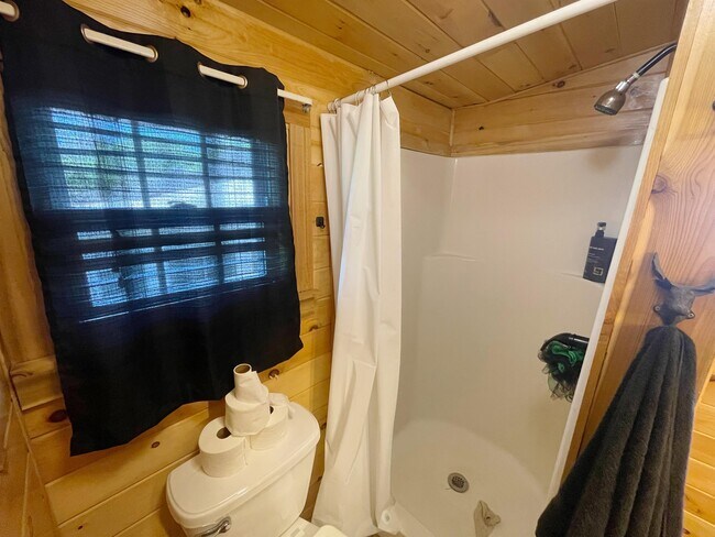 Building Photo - 412 W Day St