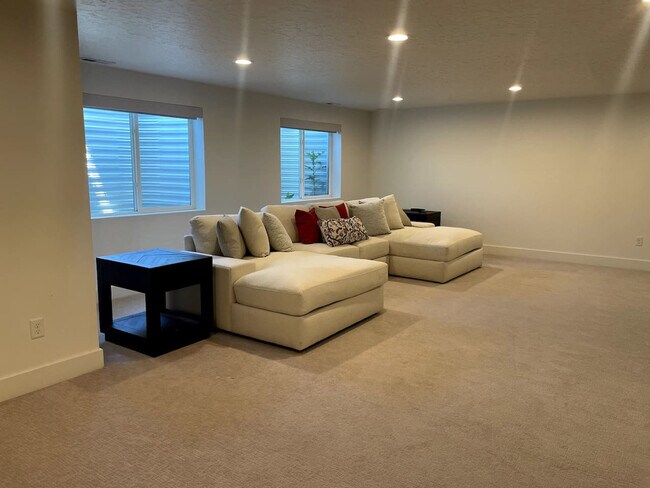 Building Photo - 690 S Edge Ln