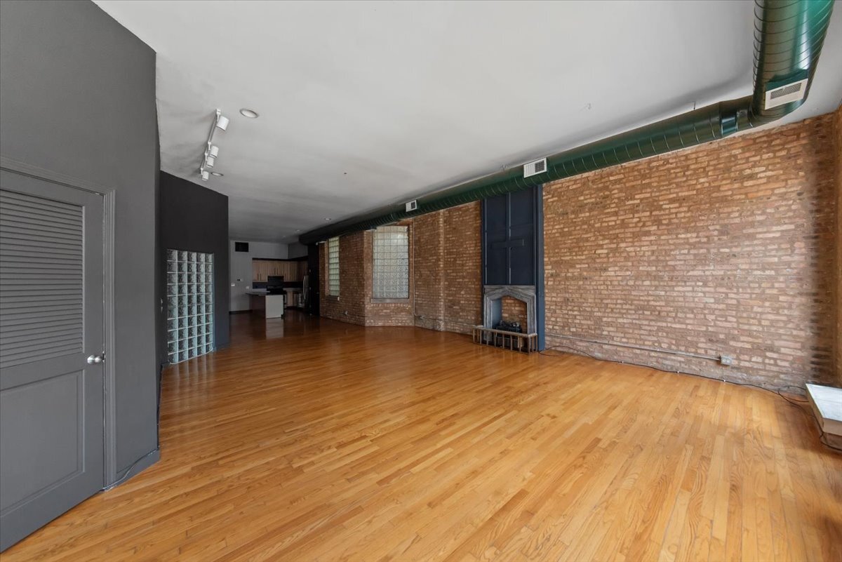 Building Photo - 1470 N Milwaukee Ave