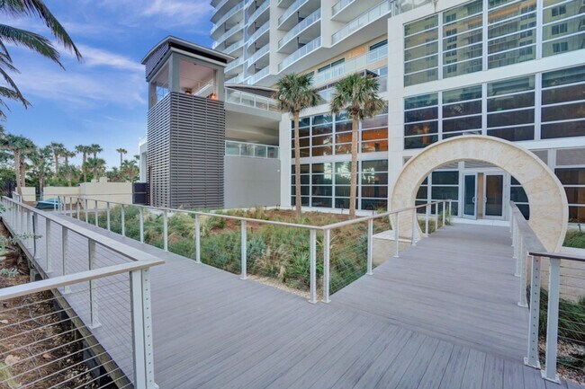 Building Photo - 3100 N Ocean Dr