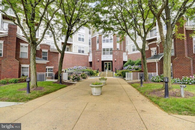 Building Photo - 1645 International Dr