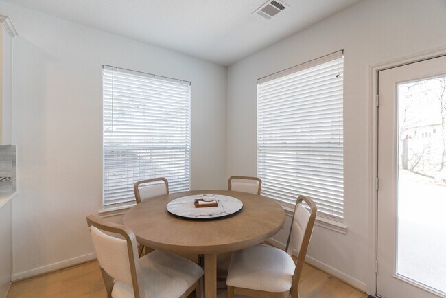 Building Photo - 135 S Rocky Point Cir