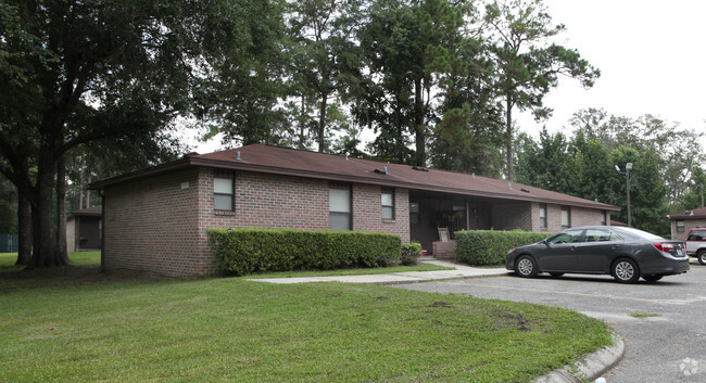 Primary Photo - Pine Tree Apartments