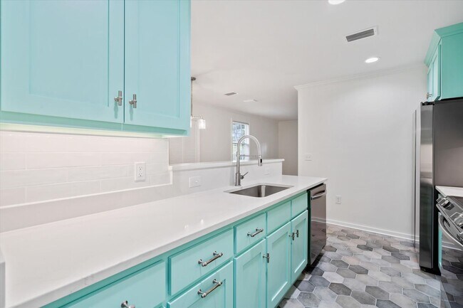 Building Photo - Remodeled Beauty in County Club Village