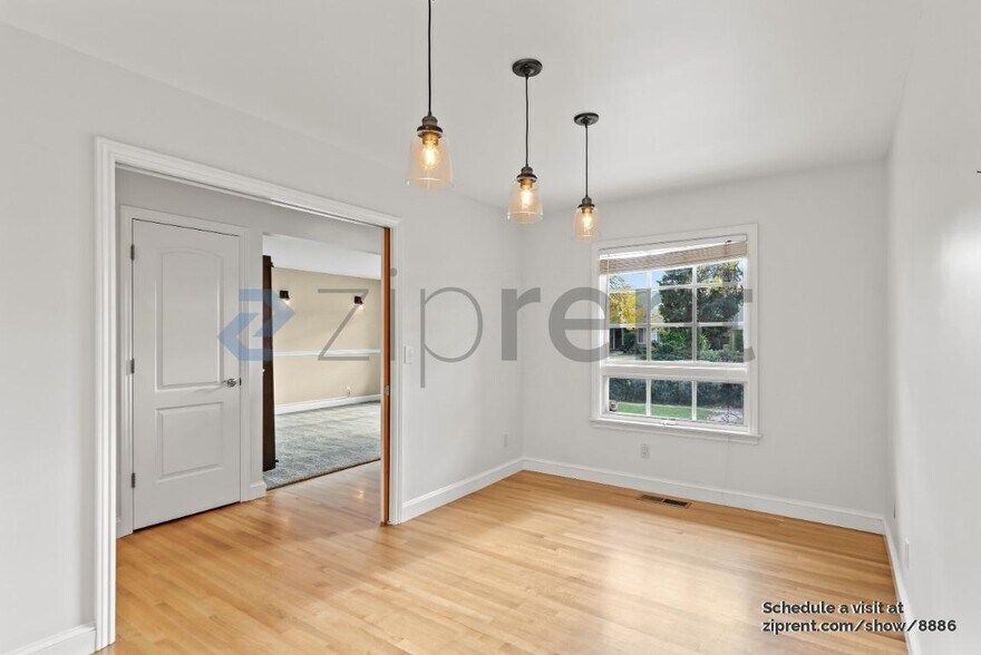 Building Photo - 475 Roading Dr