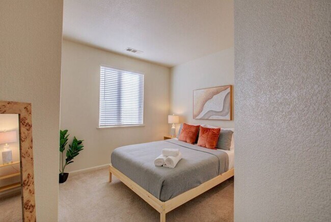 Building Photo - 4321 Strathmore Pl