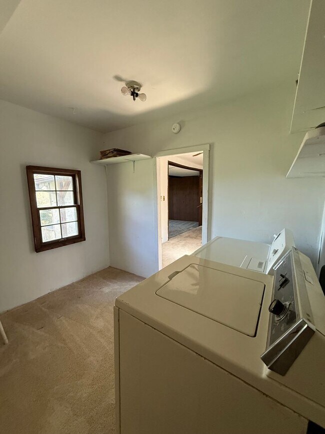 Building Photo - Charming One-Bedroom Cottage on 60-Acre Farm