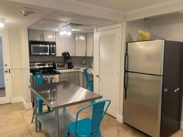 Building Photo - 2900 NE 30th St