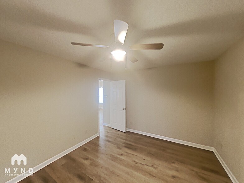 Building Photo - 4521 Aviemore Crescent