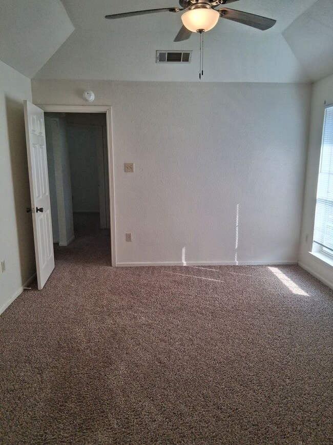 Building Photo - 3806 Lone Oak Dr