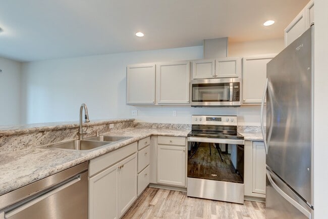Building Photo - 2 bed 2 Bath Pet Friendly Condo in Summerw...