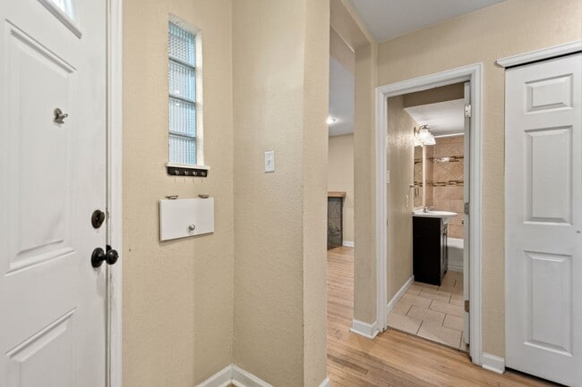 Building Photo - Fantastic Home in City Park North - Has it...