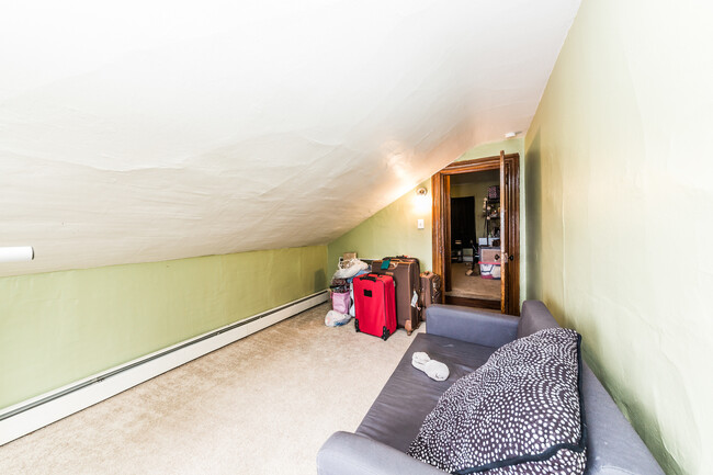 Building Photo - AVAILABLE MAY  - 2 Bedroom 1.5 bathroom Ho...