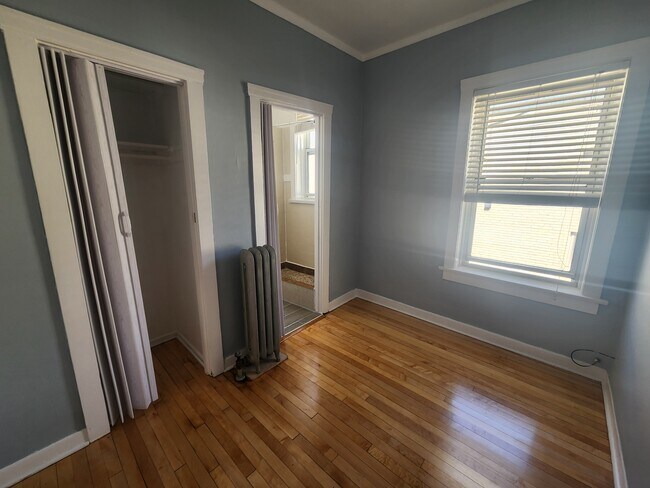 Building Photo - 1058 W Columbia Ave