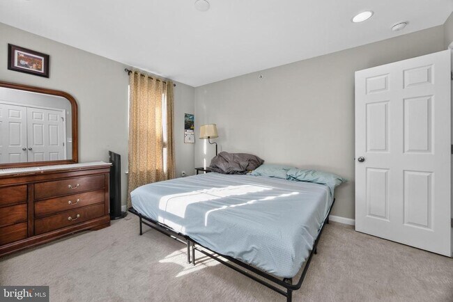 Building Photo - 271 Fairfield Cir W