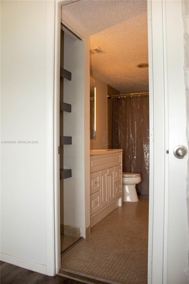 Building Photo - 4164 Inverrary Dr