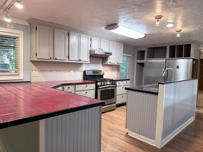 Building Photo - Live Surrounded by Nature | 3 Bedroom Home on 23 Private Acres in Saluda