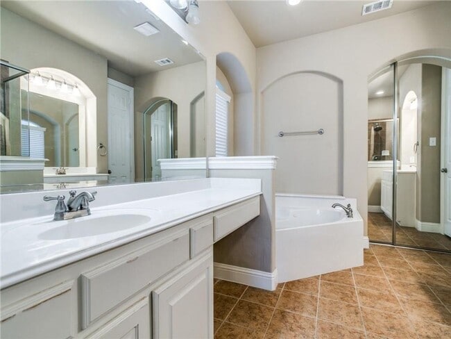 Building Photo - 1702 Tulare Dr