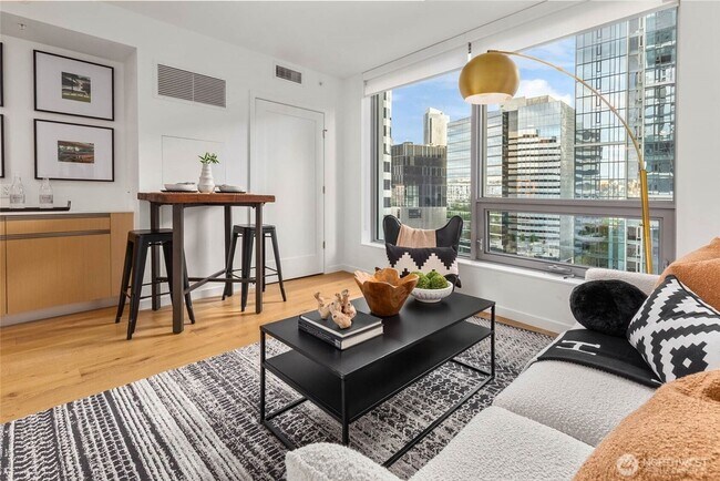 Building Photo - Downtown Luxury 1BR Condo with Sweeping Vi...