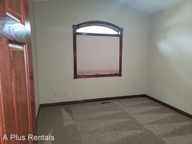 Building Photo - 4 br, 3 bath House - 7301 S Russet Drive