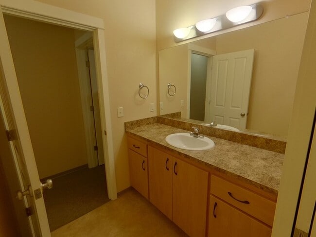 Building Photo - Alder Duplexes on 17th