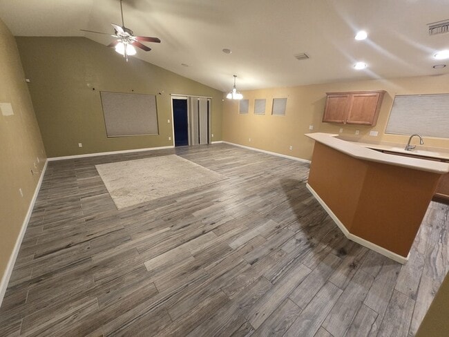 Building Photo - Beautiful 3 bedroom, 2 bath Home available