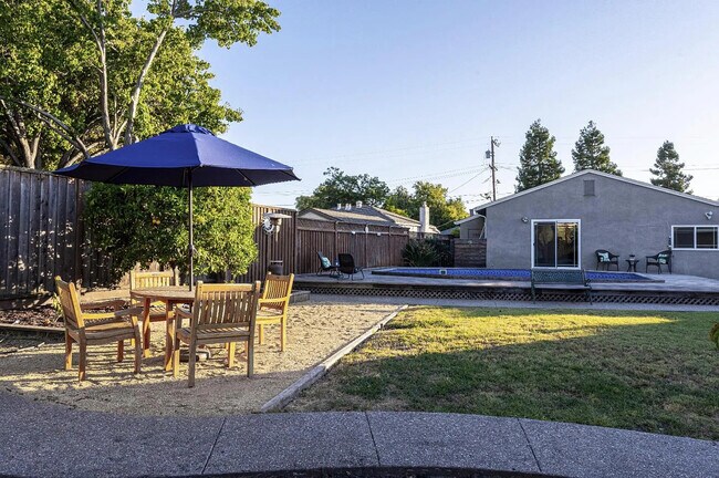 Building Photo - 1915 Washington St