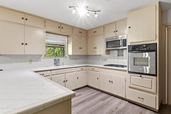 Building Photo - 2414 Havenside Dr