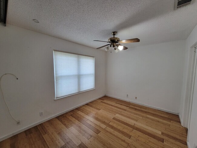 Building Photo - Gorgeous 2 beds 2 baths in San Antonio!