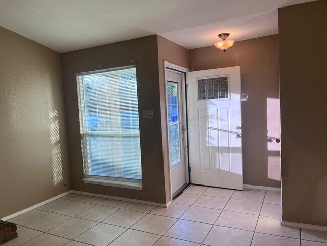 Building Photo - 312 Spring Branch Ln