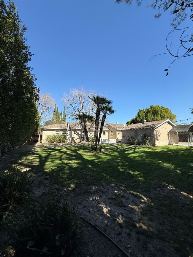 Building Photo - Beautiful, Ranch-Style, 4 Bedroom, 2 Bathroom Northridge Home Available For 1 Year Lease