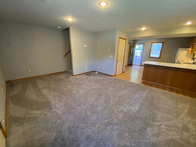 Building Photo - Great 2 bedroom 1.5 bathroom  Duplex