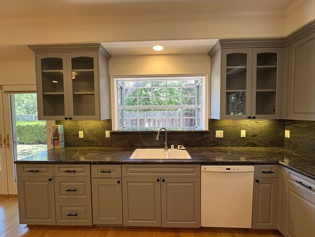 Building Photo - Spacious 3BR + Office | 2,150 SF | 2-Car Garage | Prime Menlo Park