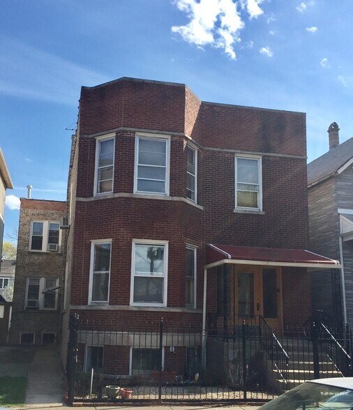 Building Photo - 2117 W Berteau Ave