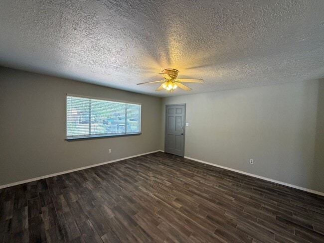 Building Photo - 3 Bedroom Single Story Home Available Near 12th St NW & Menaul Blvd NW!