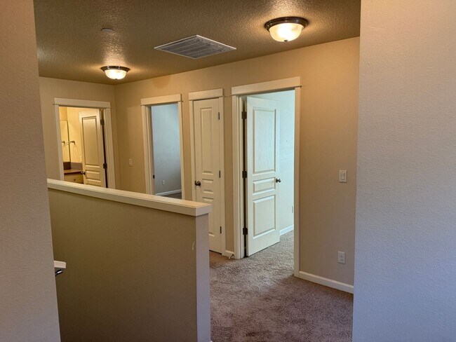 Building Photo - Amazing 3 bedroom home