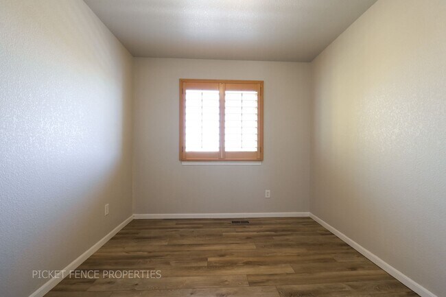 Building Photo - 4-Bedroom, 3-Bathroom Home in Windsor
