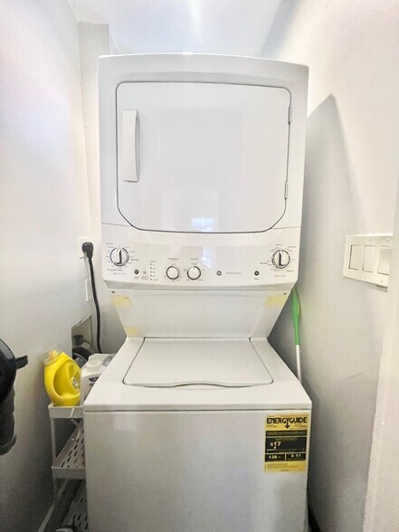 Building Photo - 180 Hillside St