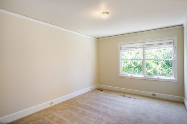 Building Photo - 1809 Versailles Ave